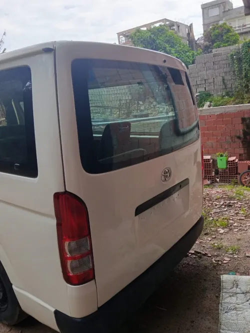 Toyota hiace 2011