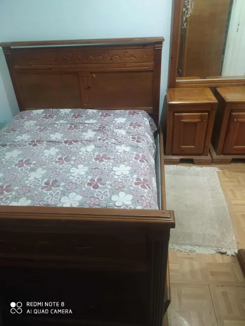 deux tables de nuit et lit