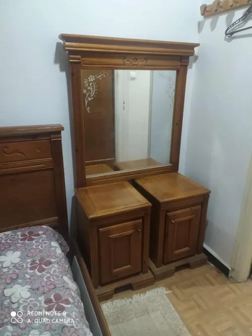 deux tables de nuit et lit