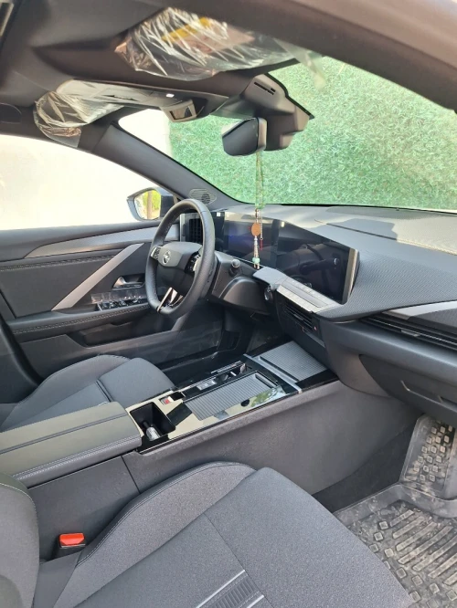 Opel Astra 2025 الجديد chien métallique