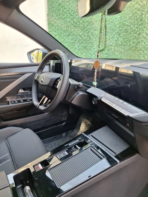 Opel Astra 2025 الجديد chien métallique