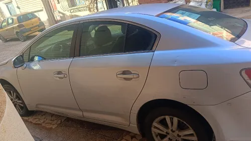 Toyota avensis essence