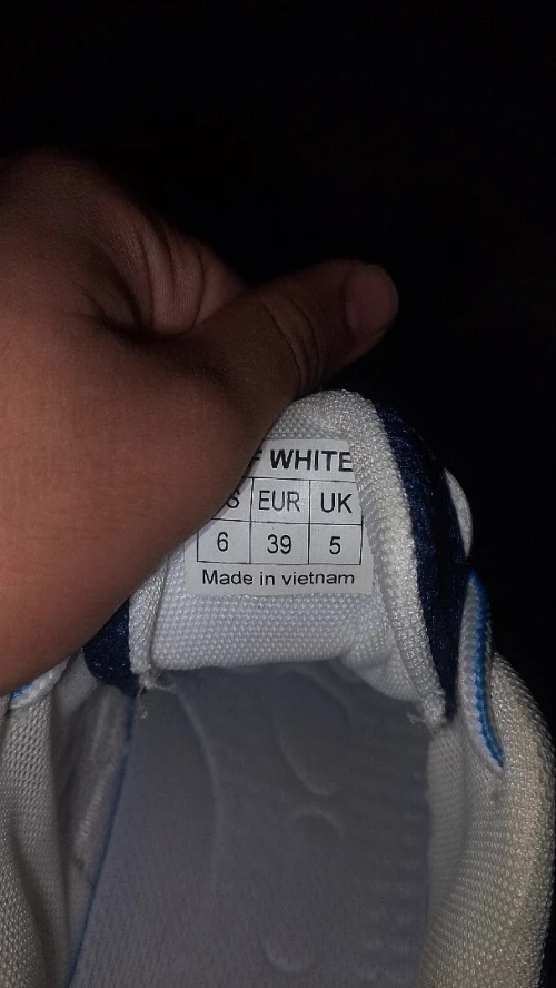 Off-white bleu et gris aluminium