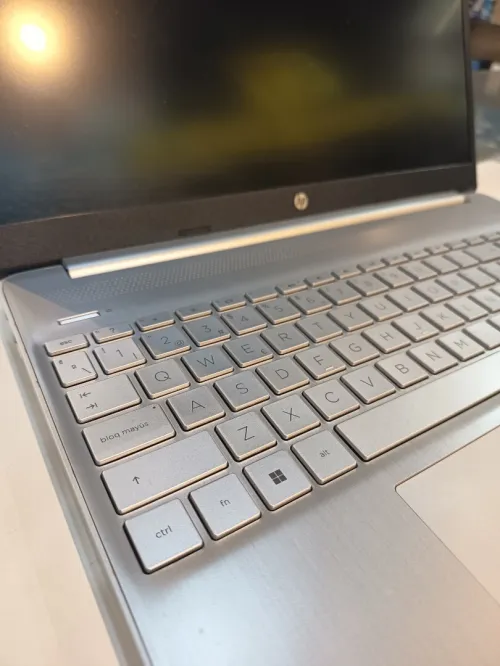 HP 15 Ryzen 3 5300U 8GB DDR4 512SSD 15.6FHD