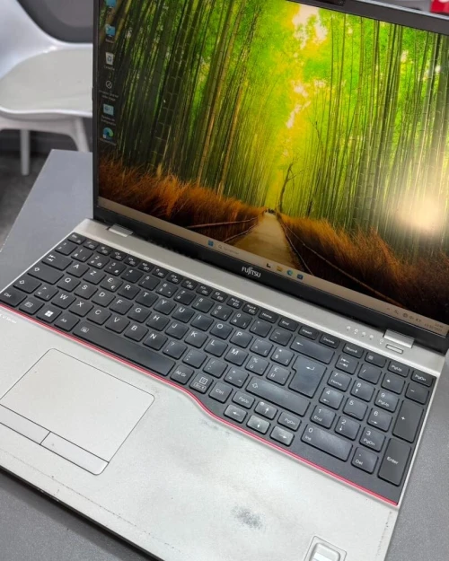 FUJITSU LIFEBOOK I7 1355U ram 16Gb DDR4 disque 512Gb ssd  INTEL UHD GRAPHICS  ecran  15.6 FHD