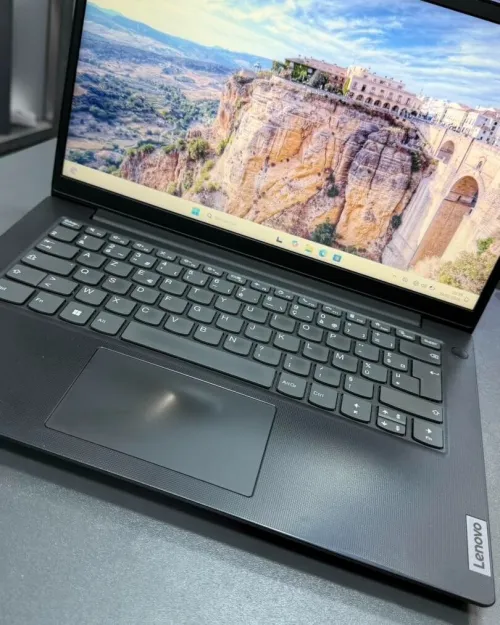 LENOVO V14 INTEL I3-1315U 8g ram 256ssd nvme 14" FHD