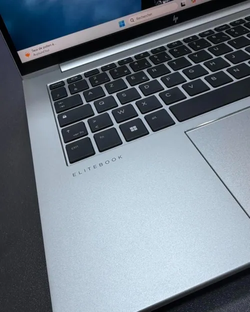 ( vendu ) HP ELITEBOOK 845 G11 RYZEN 7 8840HS 3.3g 32Gb DDR5 256gb SSD AMD RADEON 780M ECRAN 14 FHD