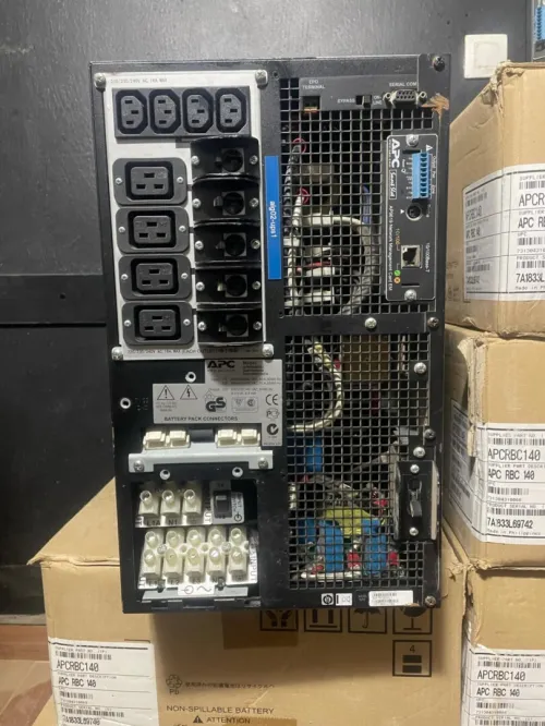  Ondileur APC SURT8000XLI Avec son propre support de batterie