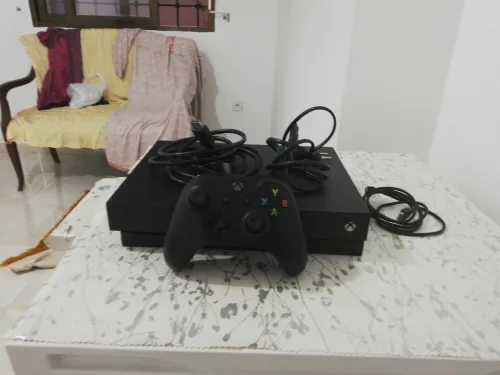 Xbox one x 1rb état 10 sur 10 avec manette original et batterie de manette 