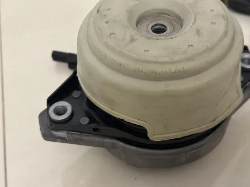 À vendre deux supports moteur côté gauche, MERCEDES-BENZ originale A1662405817 utilisés seulement 4j