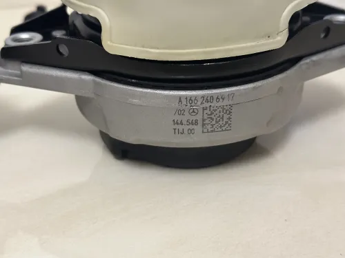 À vendre deux supports moteur côté gauche, MERCEDES-BENZ originale A1662405817 utilisés seulement 4j