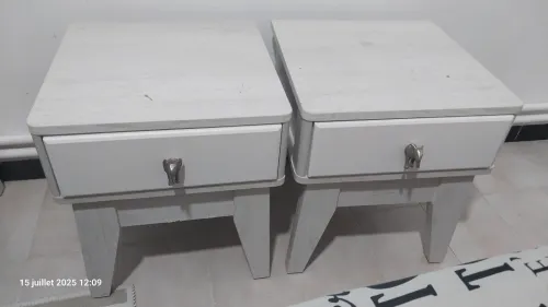 À VENDRE  Deux petites tables de nuit