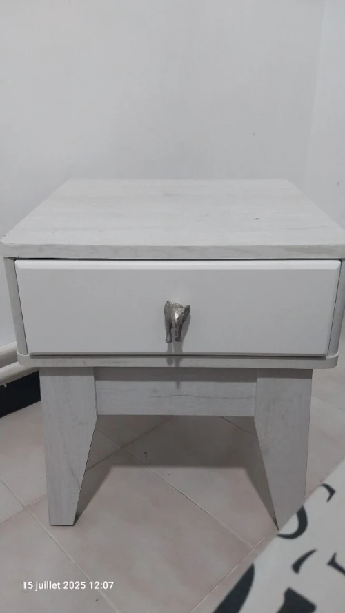 À VENDRE  Deux petites tables de nuit