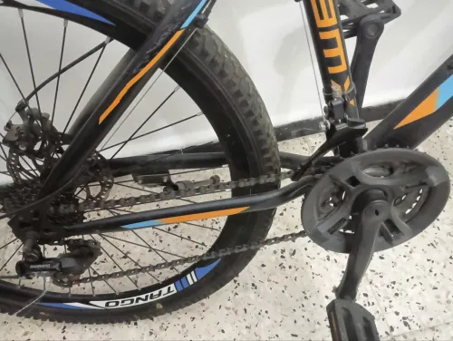 Vélo rouge et noire ,marque : bmx