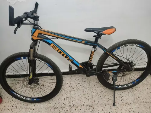 Vélo rouge et noire ,marque : bmx