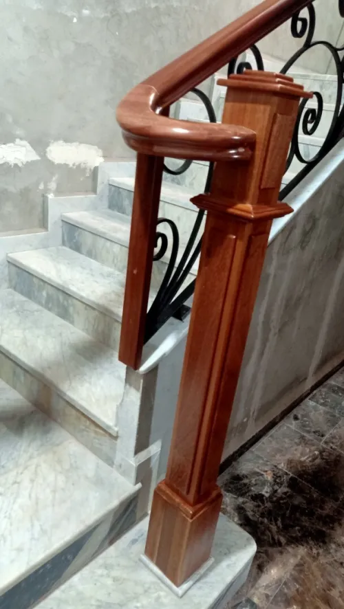 Rampe d'escalier et main courante  سلالم خشبية 
