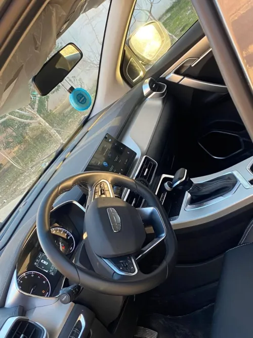 Geely Coolray 2025 
