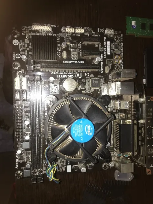 CARTE MERE GIGABYTE GA-H81M-DS2 UEFI DUALBIOS + CPU I5-4460 3.2 GHZ