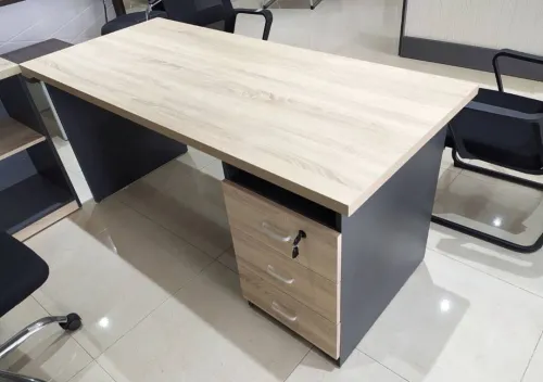 Bureau 3 tiroirs de très bonne qualité 
