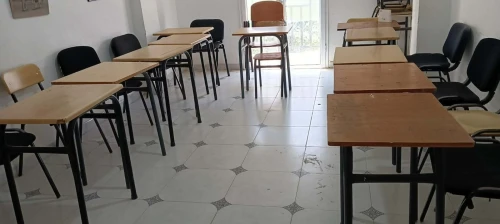 Bureau et les tables avec  les chaises