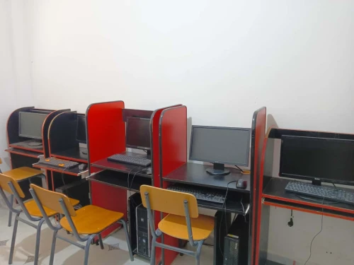 Bureau et les tables avec  les chaises