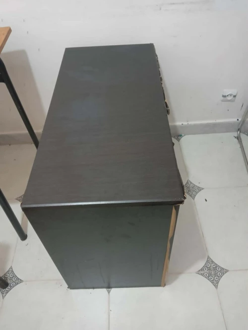 Bureau et les tables avec  les chaises