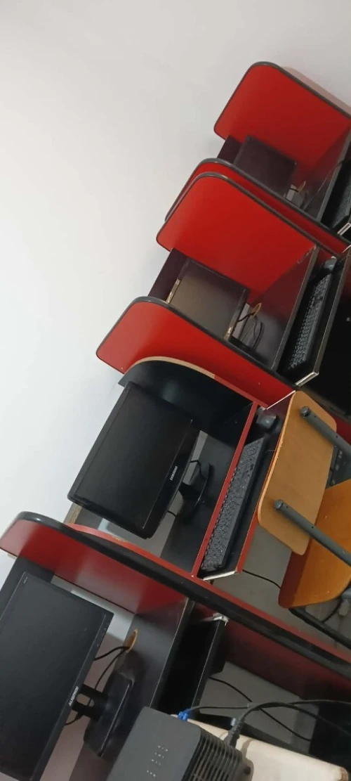 Bureau et les tables avec  les chaises