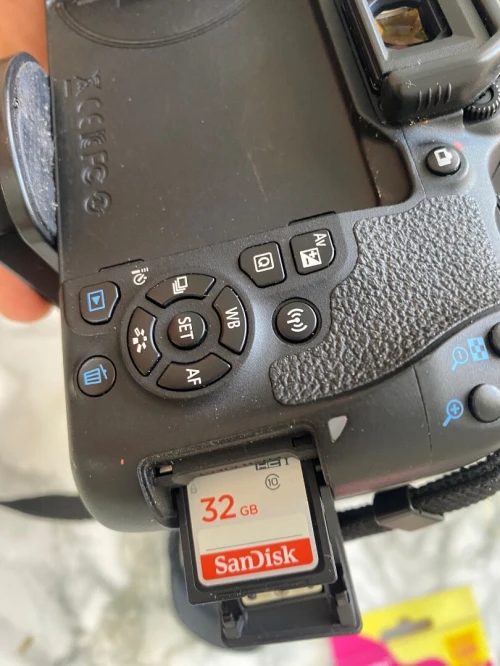 Canon EOS 800 D