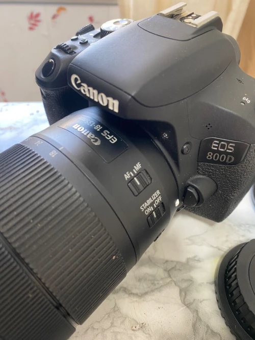 Canon EOS 800 D
