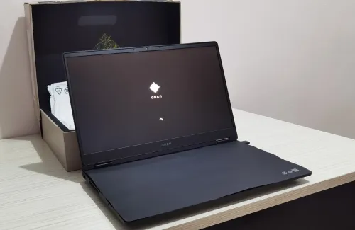HP OMEN 17 RYZEN 7-8845HS RTX 4060 16GB 512 SSD 17.3 144HZ