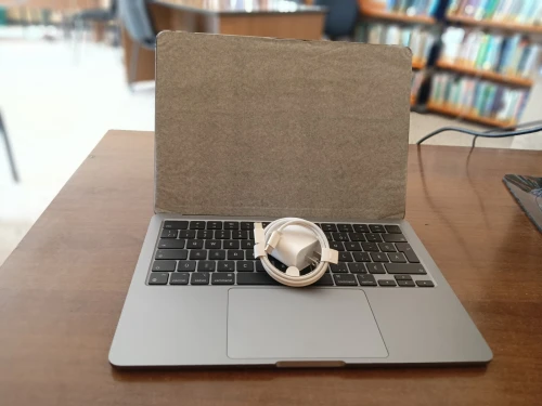 Macbook M3 2024