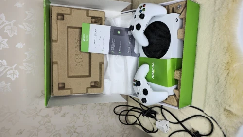 Xbox series S 2022 2 manettes 4 pilles chargeur+ jeux