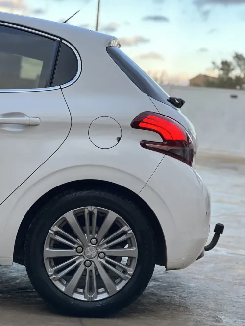 Peugeot 208 2015 Allure Facelift