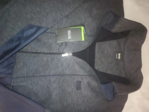 Belle veste original (caba) de marque Boss. Celui qui est intéressé.  me contacte. Message téléphone. Merci
