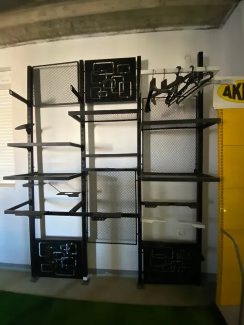 Équipement magasin caisse en bois , mannequins , étagères, chaise magasin 