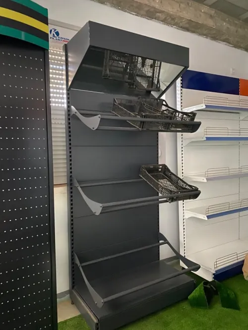Équipement magasin caisse en bois , mannequins , étagères, chaise magasin 