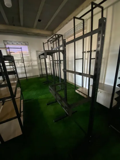Équipement magasin caisse en bois , mannequins , étagères, chaise magasin 