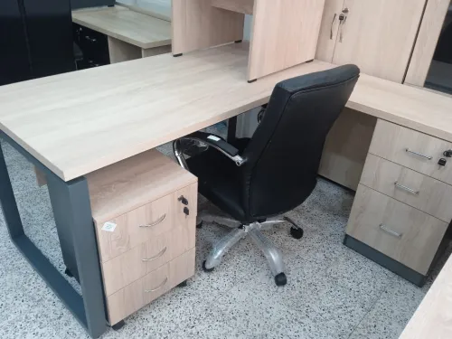ENSEMBLE DE BUREAU / CHAISE / ARMOIRE/ BUREAU COMPLET 