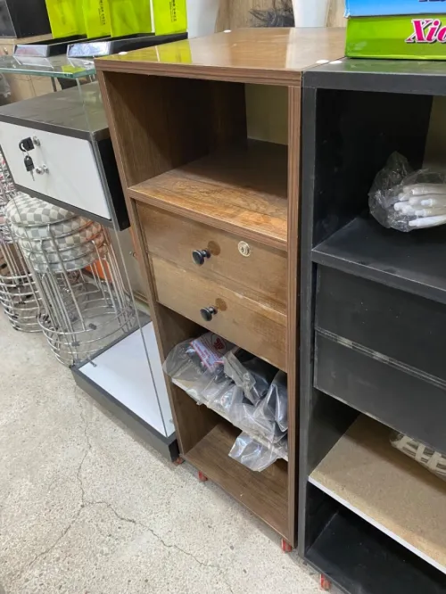 Équipement magasin caisse en bois , mannequins , étagères, chaise magasin 