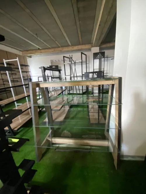 Équipement magasin caisse en bois , mannequins , étagères, chaise magasin 