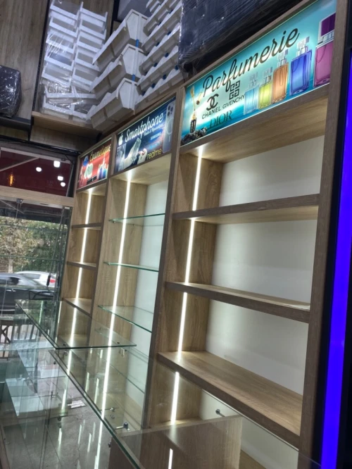 Équipement magasin caisse en bois , mannequins , étagères, chaise magasin 