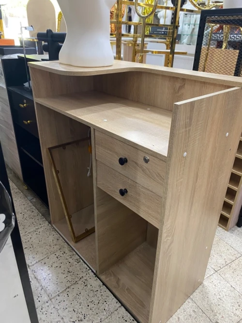 Équipement magasin caisse en bois , mannequins , étagères, chaise magasin 