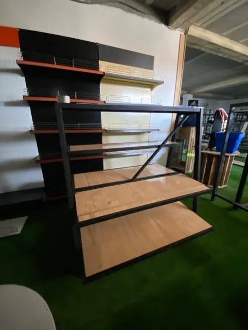 Équipement magasin caisse en bois , mannequins , étagères, chaise magasin 