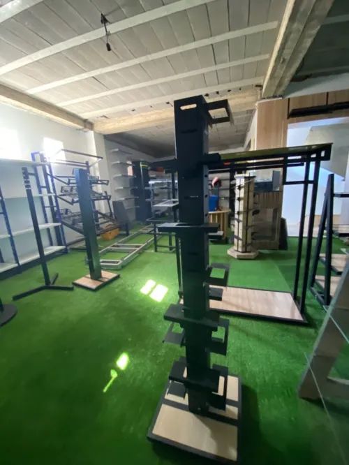 Équipement magasin caisse en bois , mannequins , étagères, chaise magasin 