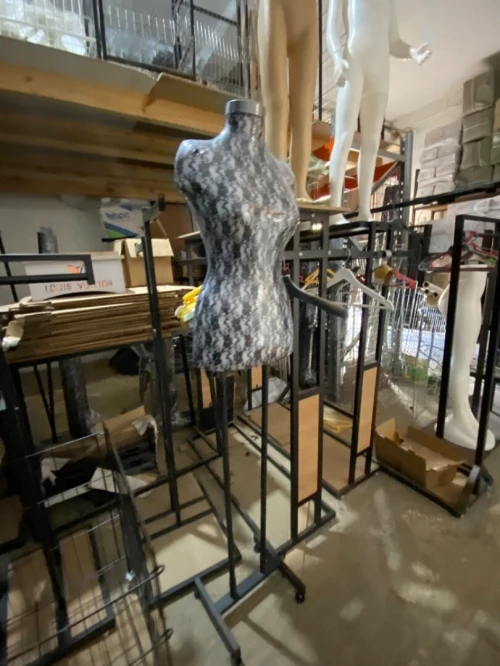 Équipement magasin caisse en bois , mannequins , étagères, chaise magasin 