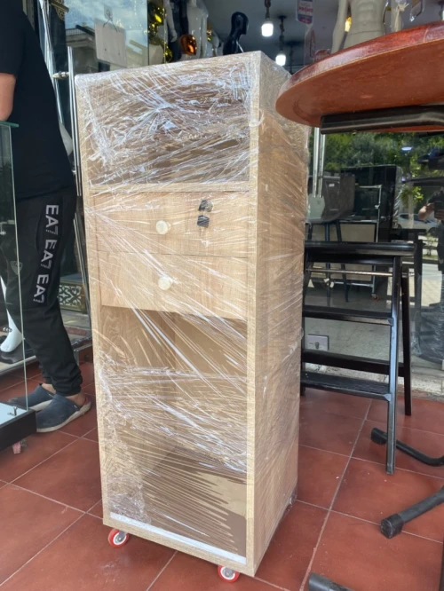 Équipement magasin caisse en bois , mannequins , étagères, chaise magasin 