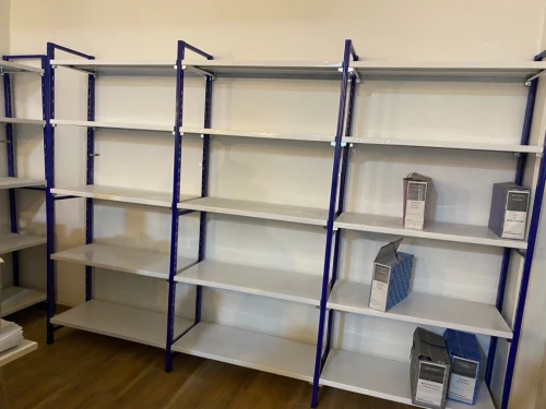 Équipement magasin caisse en bois , mannequins , étagères, chaise magasin 