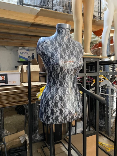 Équipement magasin caisse en bois , mannequins , étagères, chaise magasin 