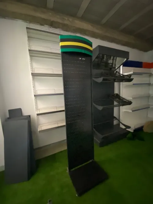Équipement magasin caisse en bois , mannequins , étagères, chaise magasin 