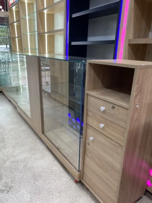 Équipement magasin caisse en bois , mannequins , étagères, chaise magasin 